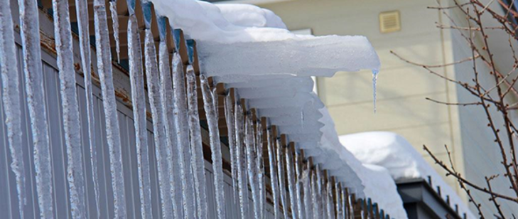 Obowiązek usuwania śniegu i nawisów lodowych z dachu